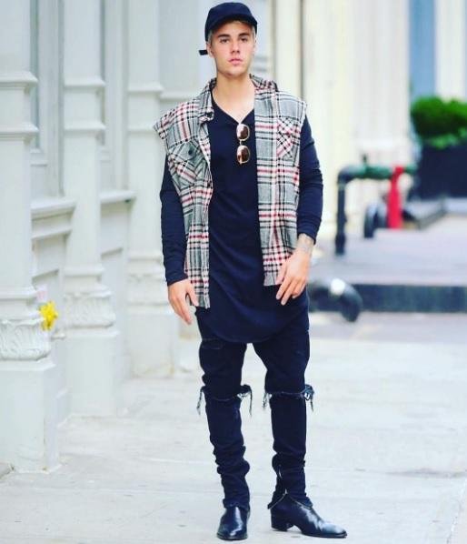 Justin Bieber lan&ccedil;a cole&ccedil;&atilde;o de roupas da turn&ecirc; "Purpose"