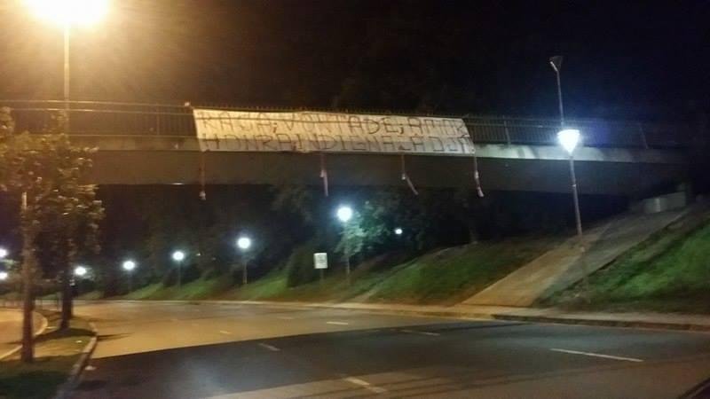 Faixa de protesto contra Inter &eacute; estendida em passarela de Porto Alegre