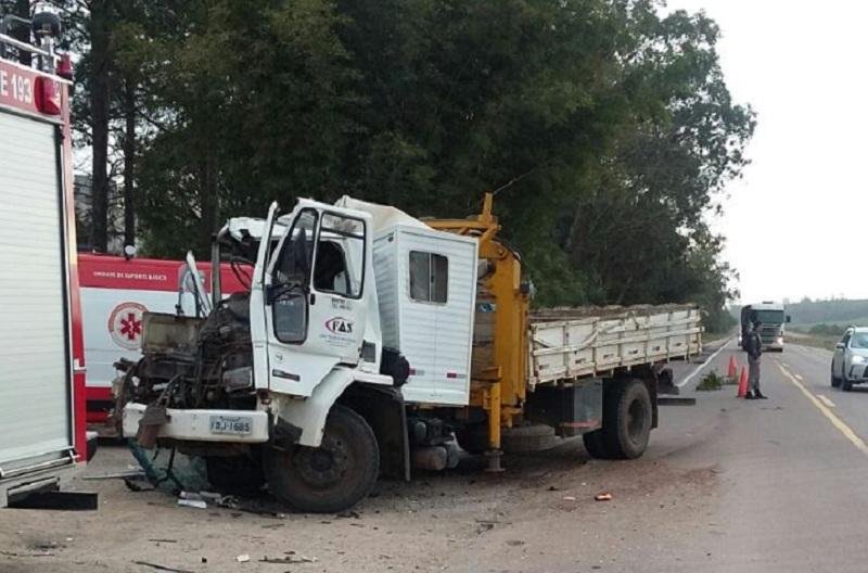 Motorista morre na colis&atilde;o entre dois caminh&otilde;es