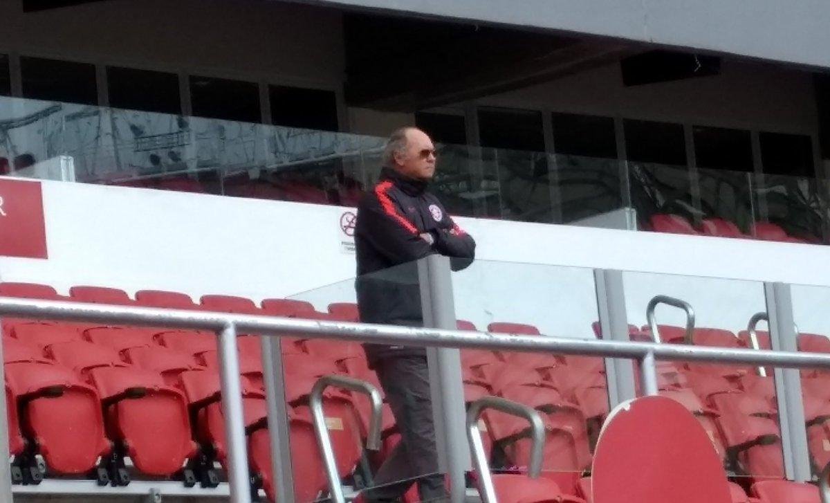T&eacute;cnico Falc&atilde;o optou por assistir parte do treino das arquibancadas
