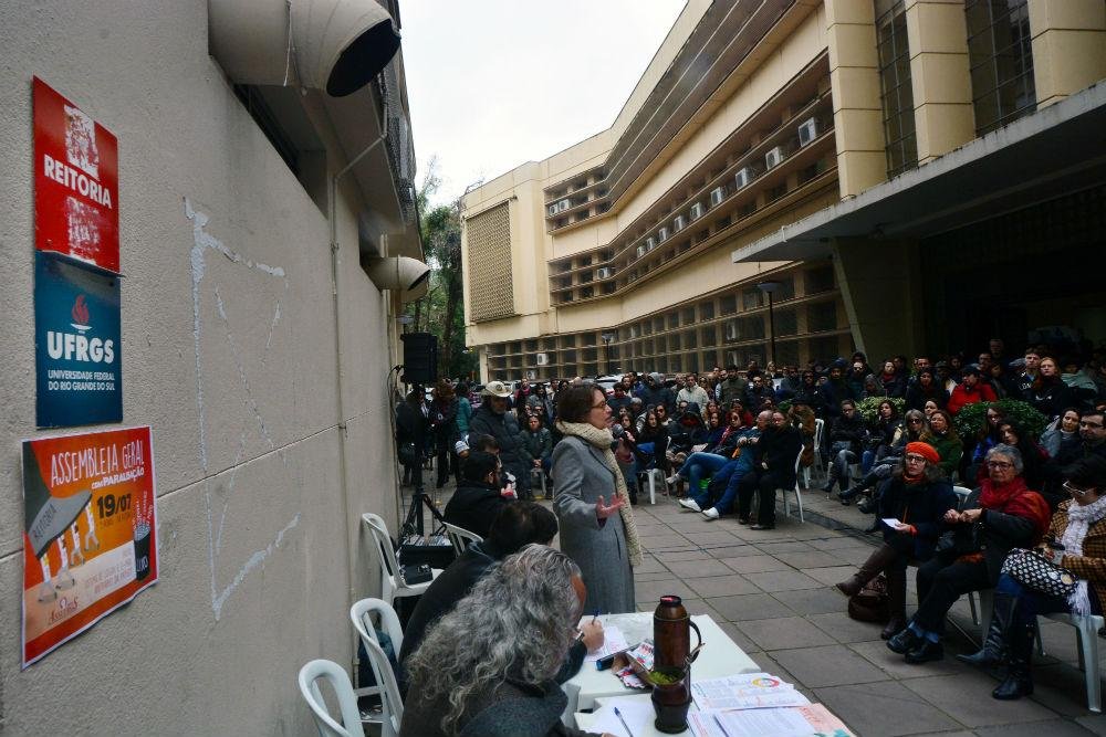 Servidores da Ufrgs paralisam atividades para discutir novo ponto eletr&ocirc;nico