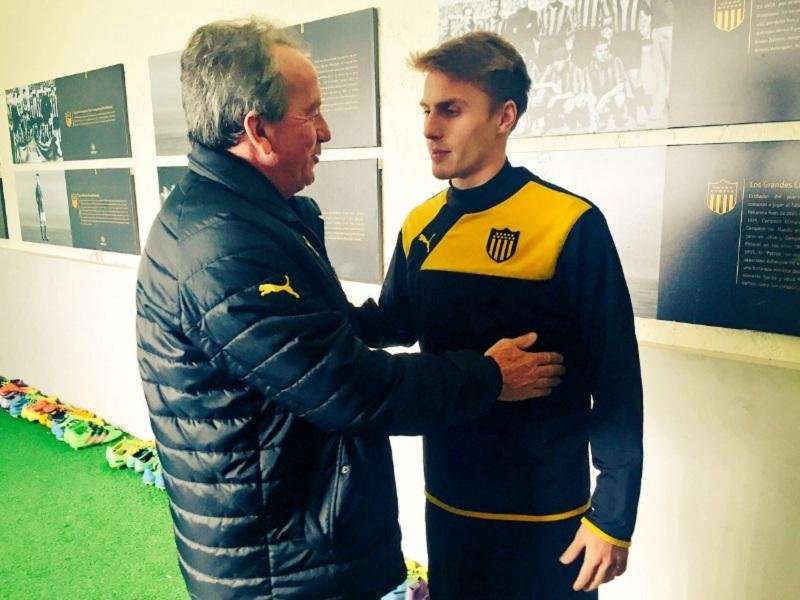 Zagueiro Bressan &eacute; apresentado no Pe&ntilde;arol