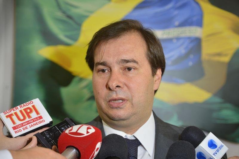 Rodrigo Maia amea&ccedil;a descontar deputados que faltarem as sess&otilde;es em agosto