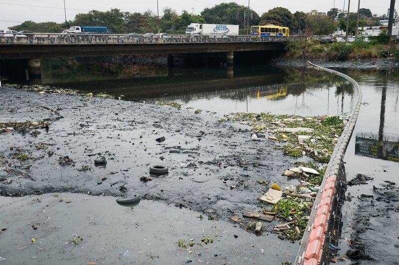 Barreira ecol&oacute;gica pretende evitar que lixo chegue a ba&iacute;a