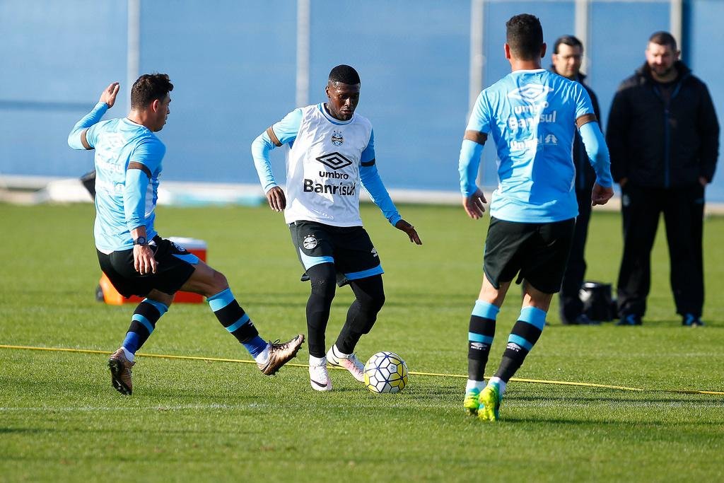 Jogadores do Gr&ecirc;mio treinam bola parada e finaliza&ccedil;&otilde;es 