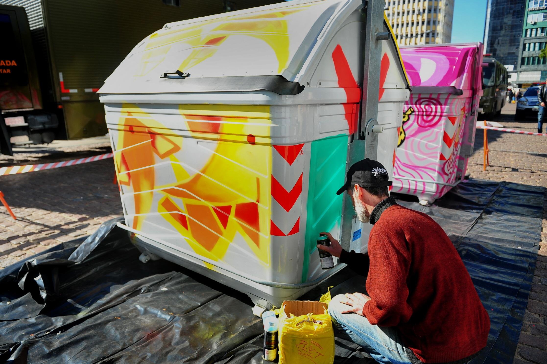 Iniciativa promovida pela prefeitura teve cinco artistas decorando os recipientes para dejetos org&acirc;nicos da Capital