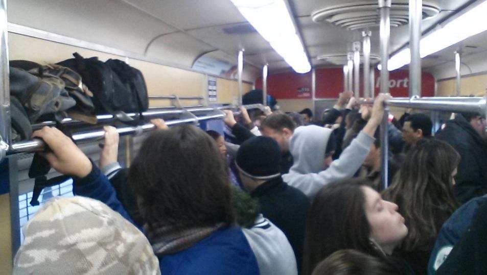 Paralisa&ccedil;&atilde;o de metrovi&aacute;rios provoca lota&ccedil;&atilde;o de vag&otilde;es da Trensurb  