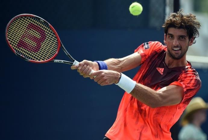 Bellucci cai na estreia em Gstaad