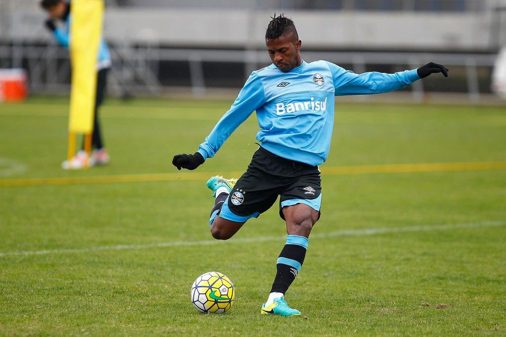 Bola&ntilde;os iniciou treino entre os titulares, mas foi substitu&iacute;do por Henrique Almeida e Bob&ocirc;