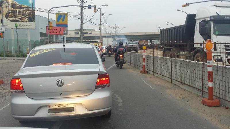 Obra em dia de paralisa&ccedil;&atilde;o de trens congestiona BR 116 