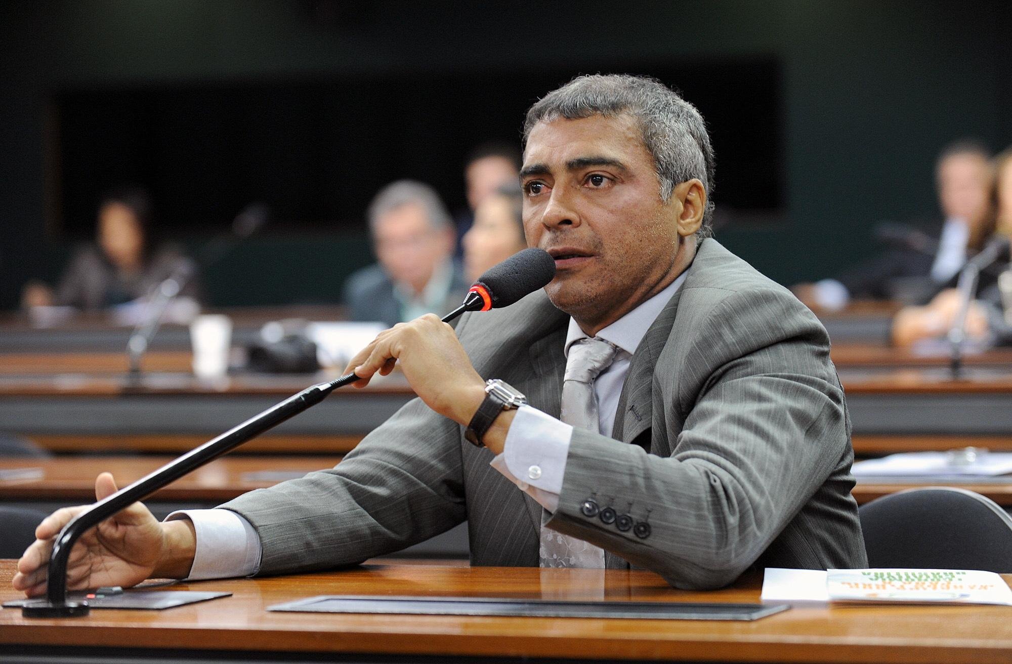 Rom&aacute;rio desiste de se candidatar a prefeito e deixa presid&ecirc;ncia do PSB do Rio de Janeiro