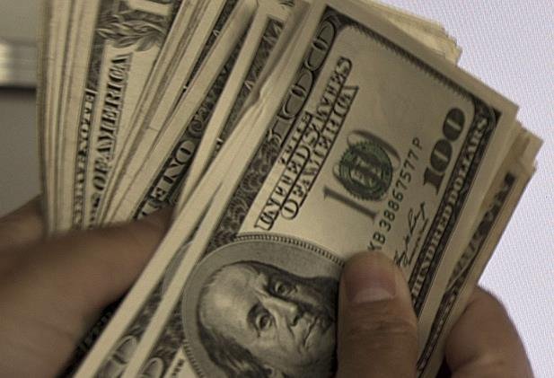 D&oacute;lar encerra a semana em queda e fecha cotado em R$ 3,25