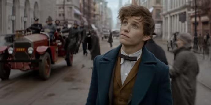 Eddie Redmayne vive o "magizoologista"  Newt Scamander