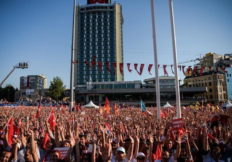 Protesto reuniu opositores e partid&aacute;rios do presidente Erdogan 