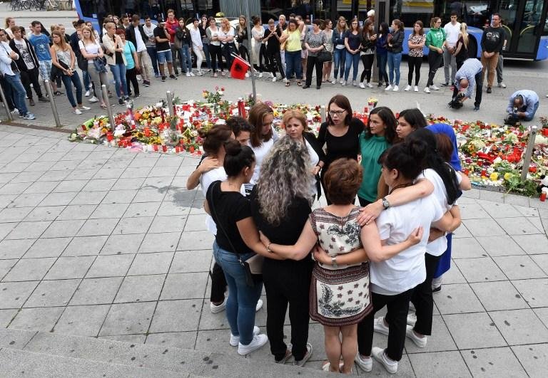Familiares e amigos se re&uacute;nem em memorial &agrave;s v&iacute;timas