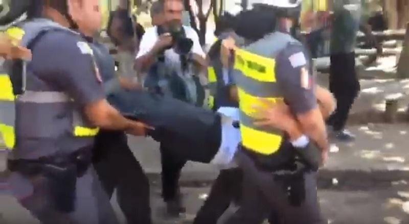 Eduardo Suplicy foi carregado durante reintegra&ccedil;&atilde;o de posse em SP
