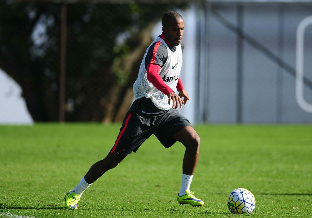 Fabinho &eacute; a op&ccedil;&atilde;o para substituir Bob no meio ou na lateral direita