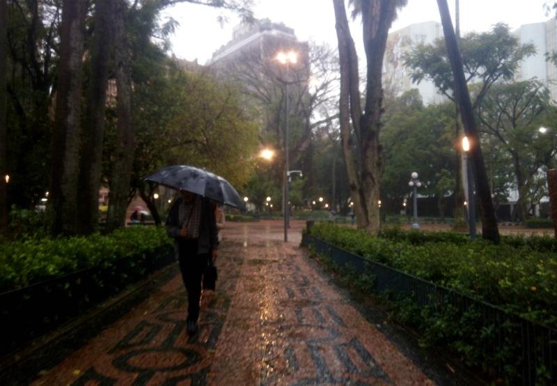 Dia vira noite em Porto Alegre com a chegada da chuva