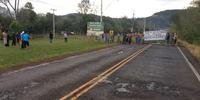 Índios caingangues bloqueiam rodovia por indenizações em Vicente Dutra 