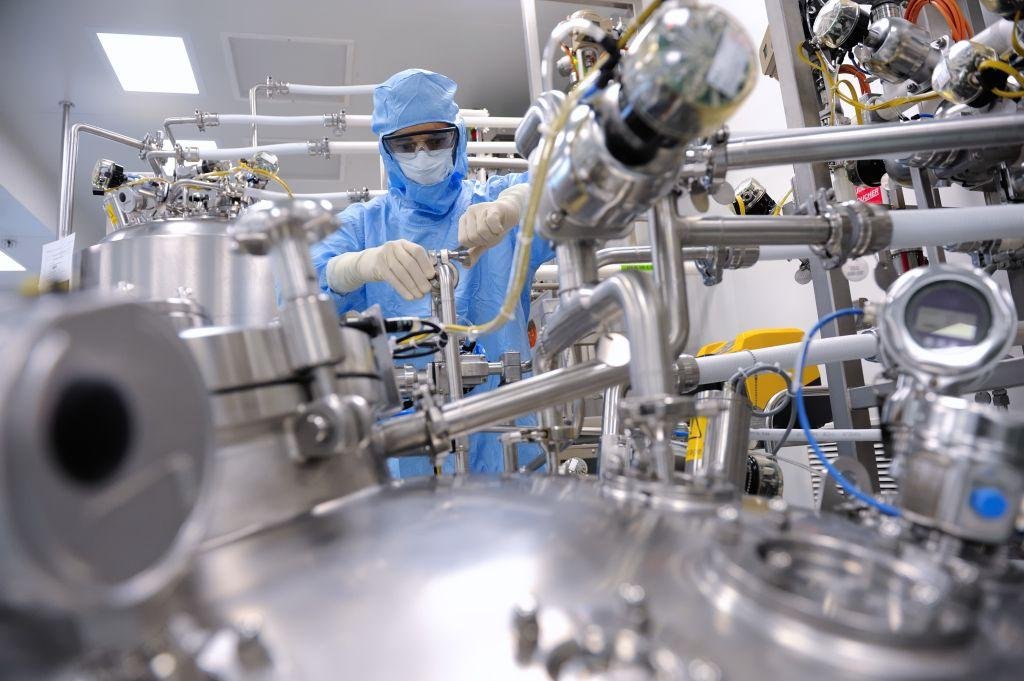 Produ&ccedil;&atilde;o da vacina contra a dengue na f&aacute;brica da empresa francesa Sanofi Pasteur
