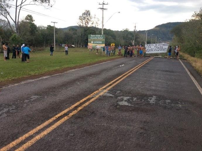 &Iacute;ndios caingangues bloqueiam rodovia por indeniza&ccedil;&otilde;es em Vicente Dutra, na manh&atilde; desta ter&ccedil;a-feira