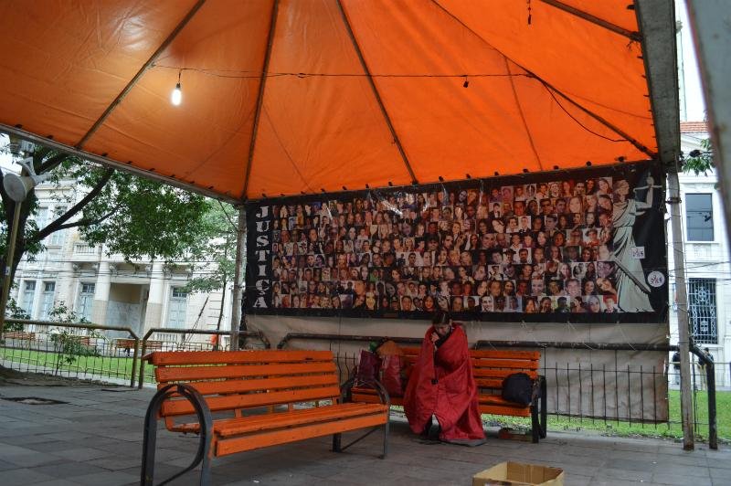 &Agrave; espera da senten&ccedil;a, moradores de Santa Maria fazem vig&iacute;lia