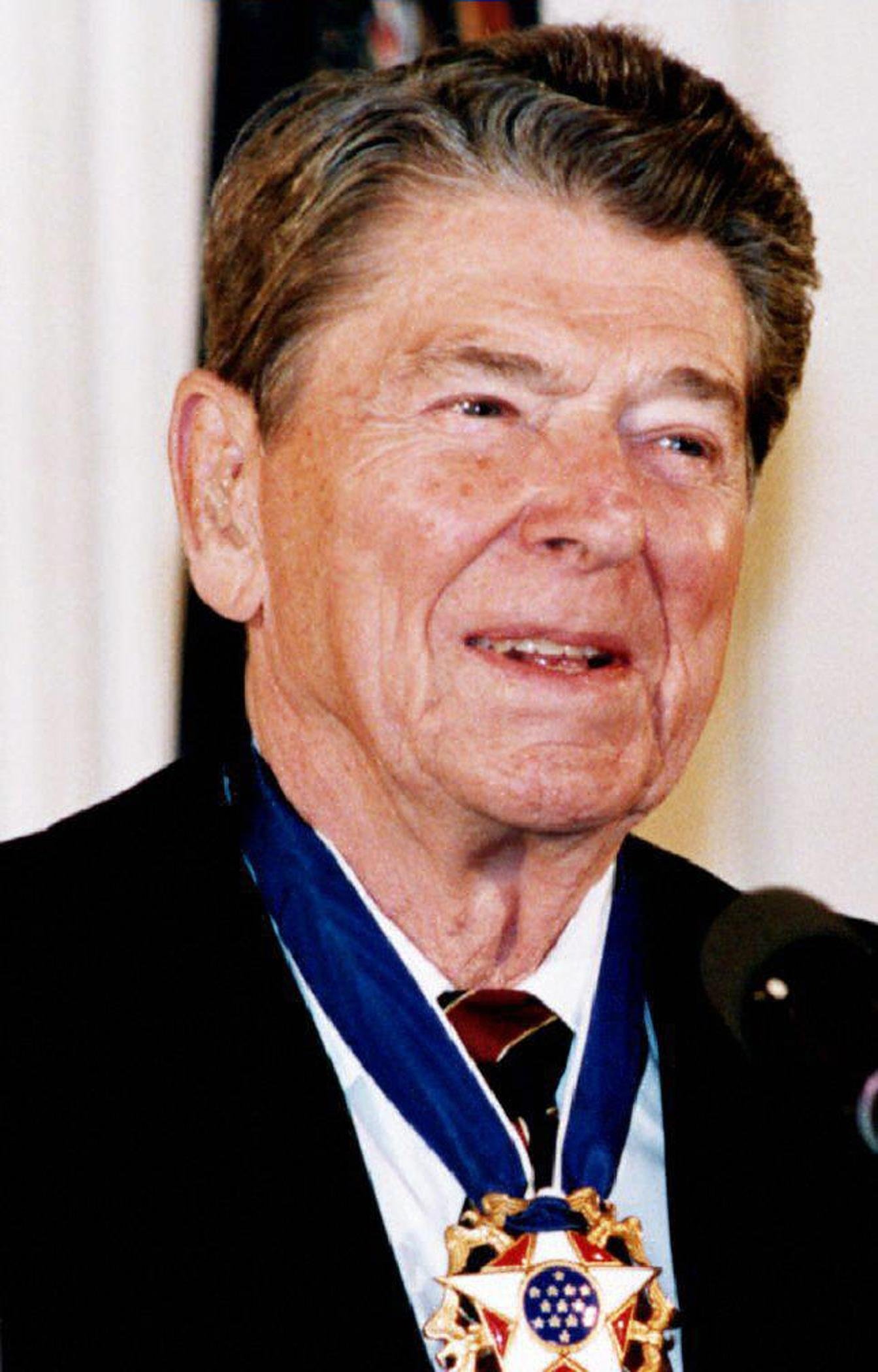 Hinckley tentou matar Reagan na sa&iacute;da do Hotel Hilton de Washington