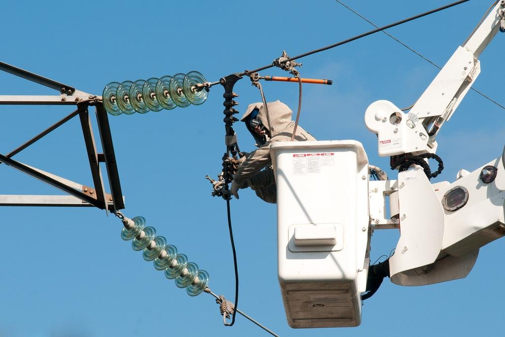 Equipes da Ceee seguem trabalhando para devolver a energia para 16,6 mil clientes