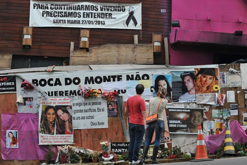 Familiares de v&iacute;timas e sobreviventes da trag&eacute;dia da boate Kiss comemoraram a decis&atilde;o do j&uacute;ri popular 