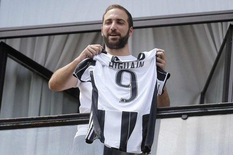 Centroavante argentino Gonzalo Higuain foi recebido com muita festa por centenas de torcedores alvinegros