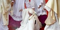 Papa cai durante missa em santuário da Polônia