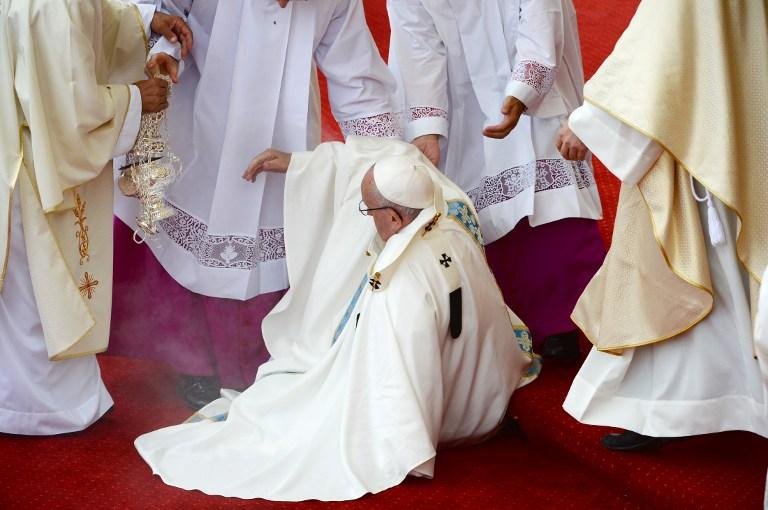 Papa cai durante missa em santu&aacute;rio da Pol&ocirc;nia