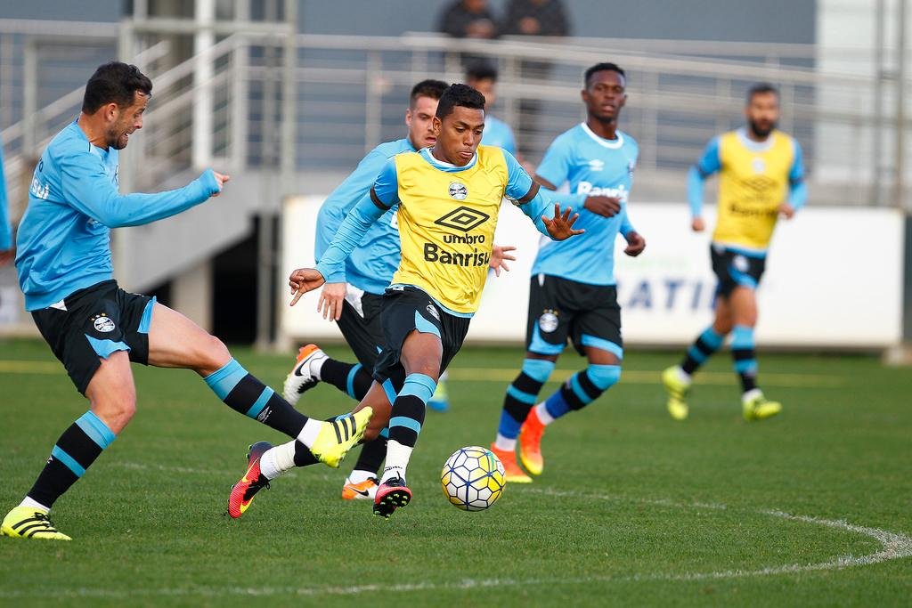 Durante o treinamento, Pedro Rocha tamb&eacute;m atuou como titular do coletivo na vaga de Everton
