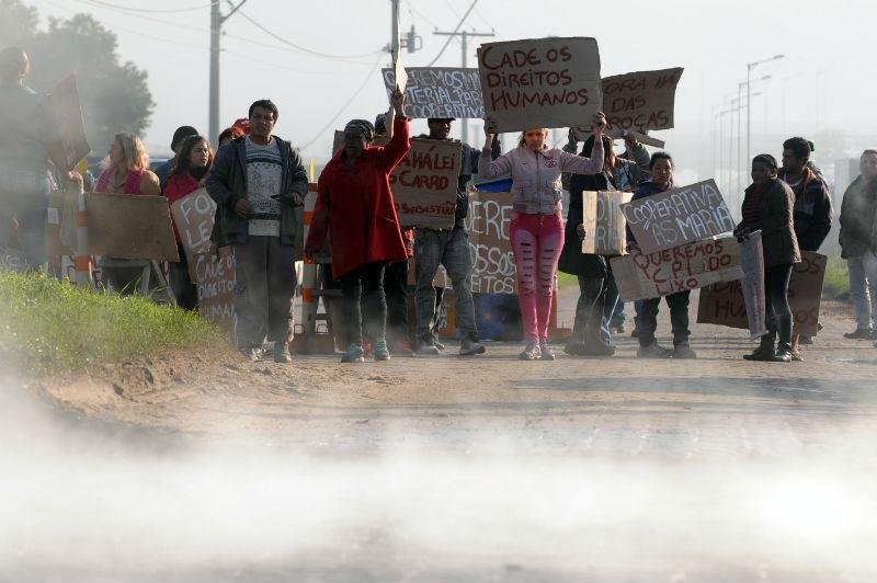 Manifesta&ccedil;&atilde;o com queima de pneus causa lentid&atilde;o na freeway em Porto Alegre 