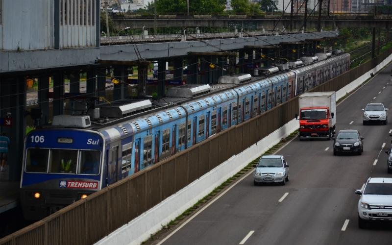 Trens s&oacute; funcionar&atilde;o nos hor&aacute;rios de pico na segunda-feira