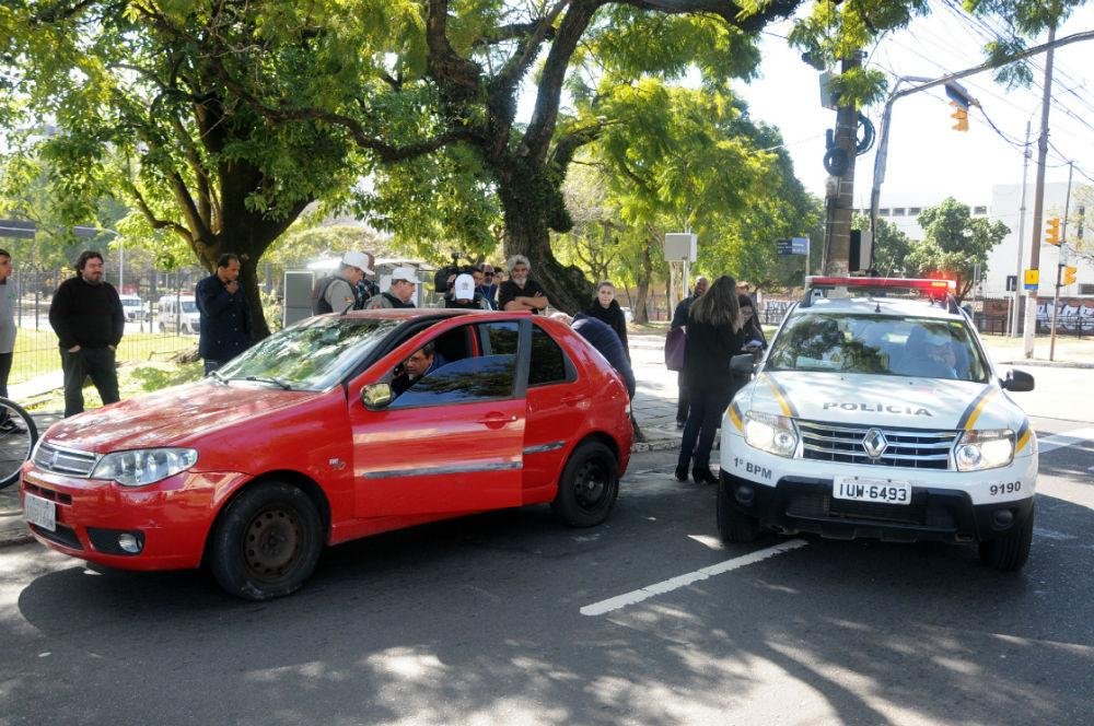 Estudante &eacute; atropelada durante protesto em Porto Alegre