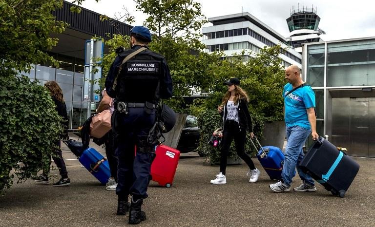 Seguran&ccedil;a &eacute; refor&ccedil;ada em aeroporto de Amsterd&atilde; ap&oacute;s amea&ccedil;as terroristas