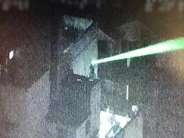 Homem lan&ccedil;ou luz contra duas aeronaves