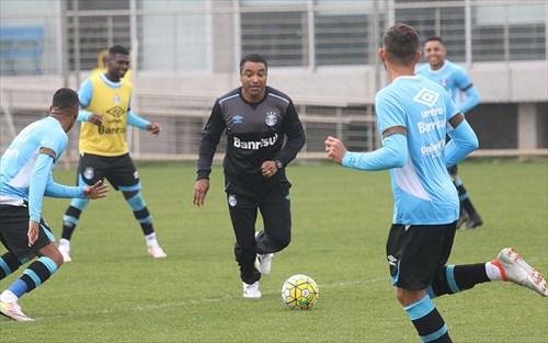 Roger participa de rach&atilde;o antes de partida contra Am&eacute;rica-MG