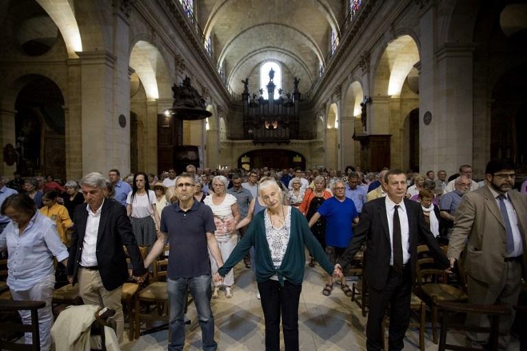 Crist&atilde;os e mu&ccedil;ulmanos prestam homenagem a padre franc&ecirc;s degolado