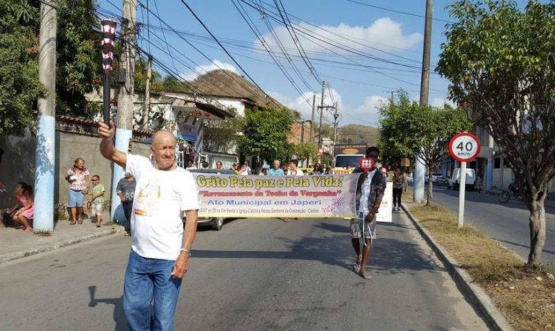 Revezamento da Tocha da Vergonha protesta contra viol&ecirc;ncia no Rio
