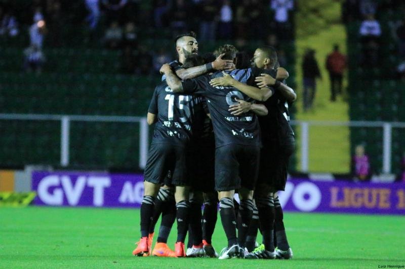 Figueirense bate Vit&oacute;ria e encerra jejum de sete jogos no Brasileir&atilde;o