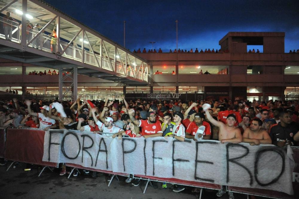 Torcedores protestaram contra Piffero, antes do an&uacute;ncio da sa&iacute;da de Carlos Pellegrini