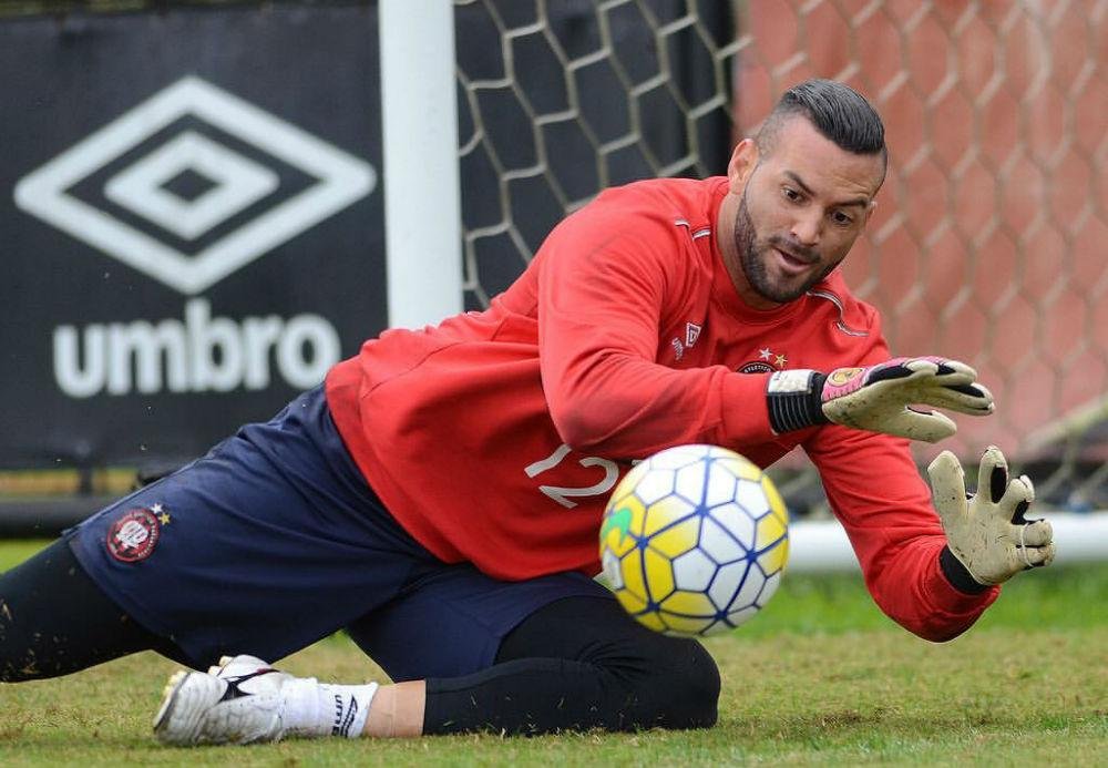 Goleiro do Atl&eacute;tico-PR mostrou surpresa e relatou que "ficha ainda est&aacute; caindo"