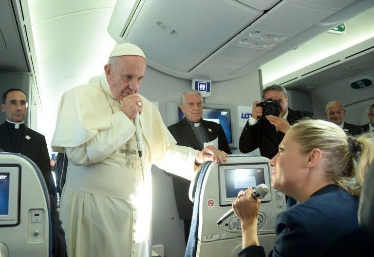Francisco falou com jornalistas a bordo do avi&atilde;o papal