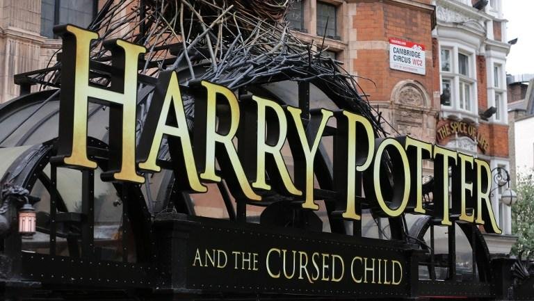 Novo livro de Harry Potter &eacute; lan&ccedil;ado com festa global