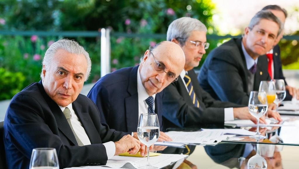 Temer e o ministro da Fazenda em reuni&atilde;o com a base aliada