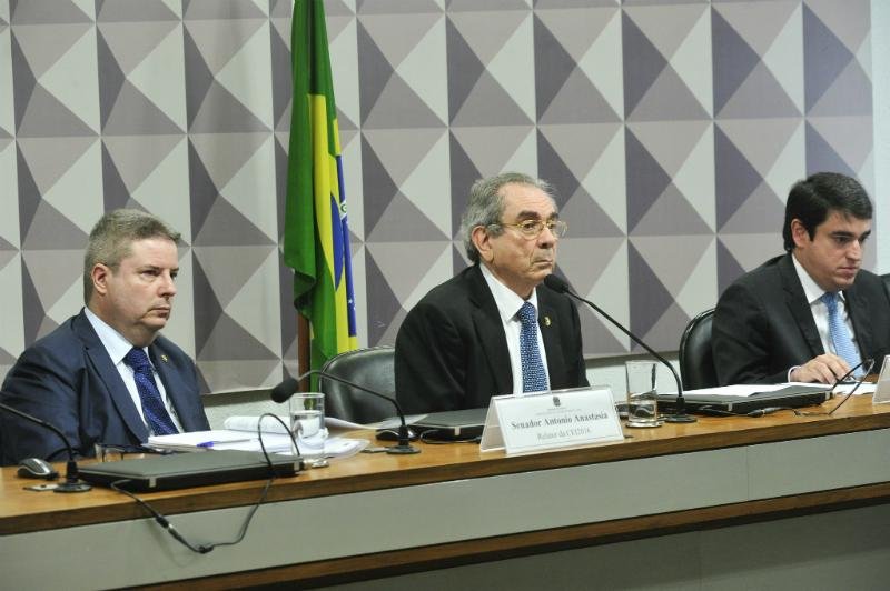 Parecer de Anastasia &eacute; a favor da acusa&ccedil;&atilde;o e ao prosseguimento do impeachment 
