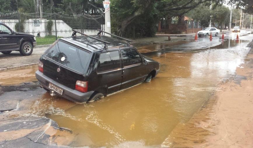 &Ocirc;nibus e carro caem em buraco na zona Sul de Porto Alegre