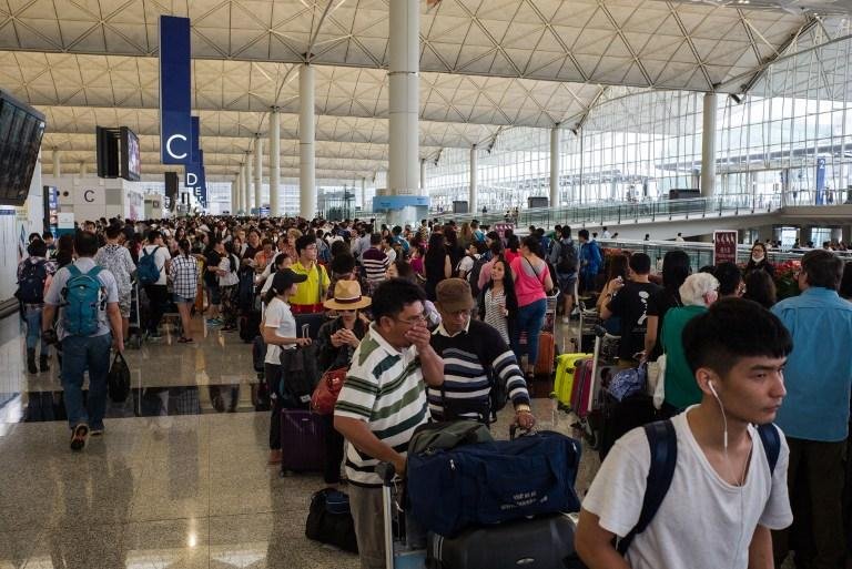 Tuf&atilde;o cancela centenas de voos em Hong Kong